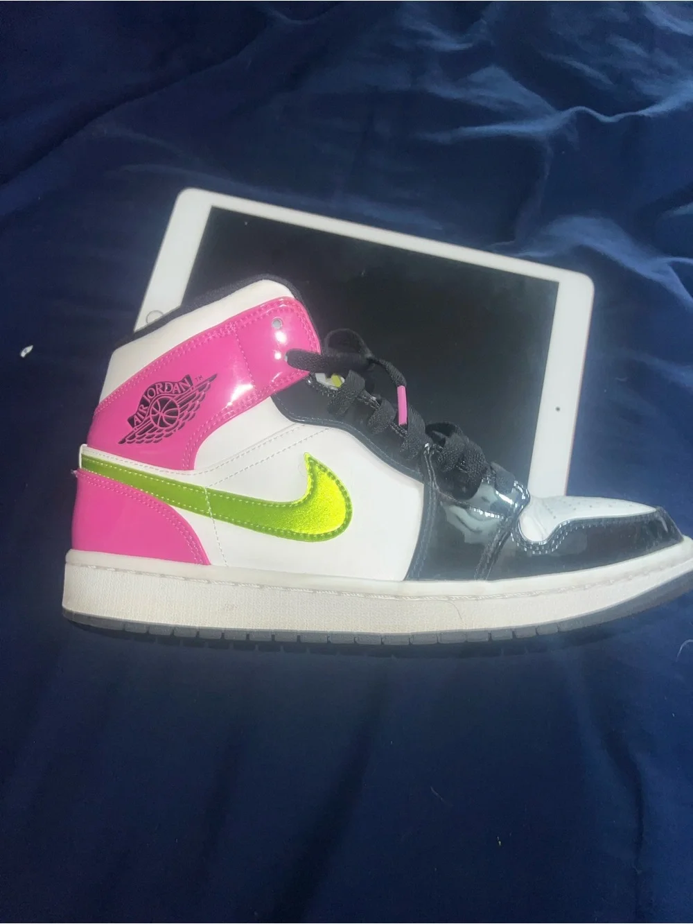 Nike air jordan 1 MID SE “cyber/active fuchsia”